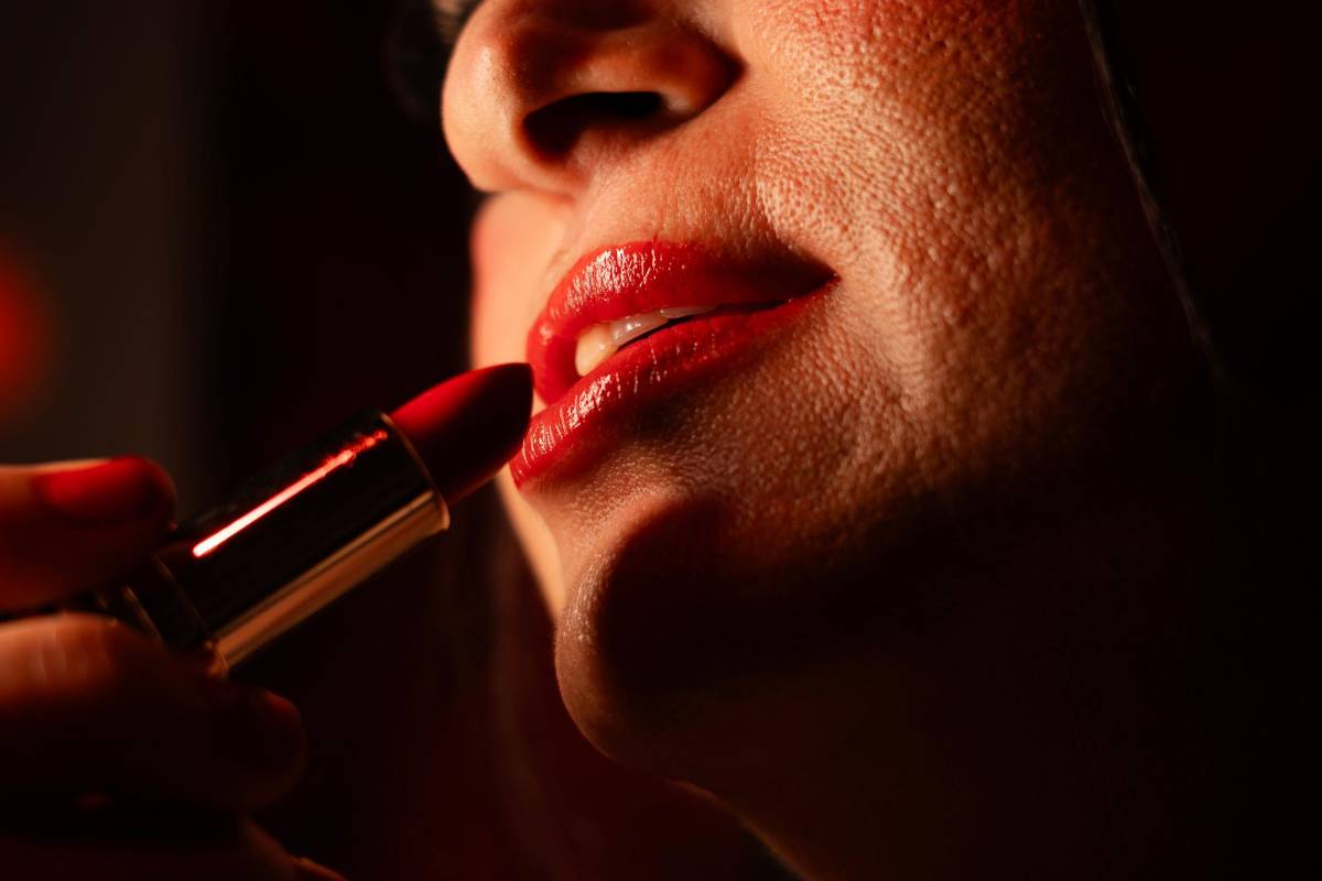 ¿Vanidad o baja autoestima?: razones por las que algunas mujeres no salen sin pintarse los labios