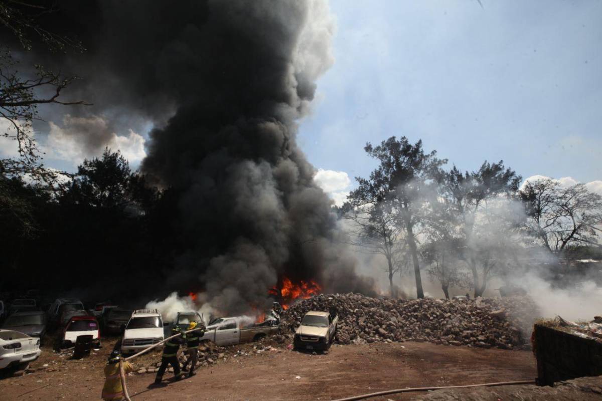 Más de 40 carros decomisados son consumidos por incendio en Tegucigalpa