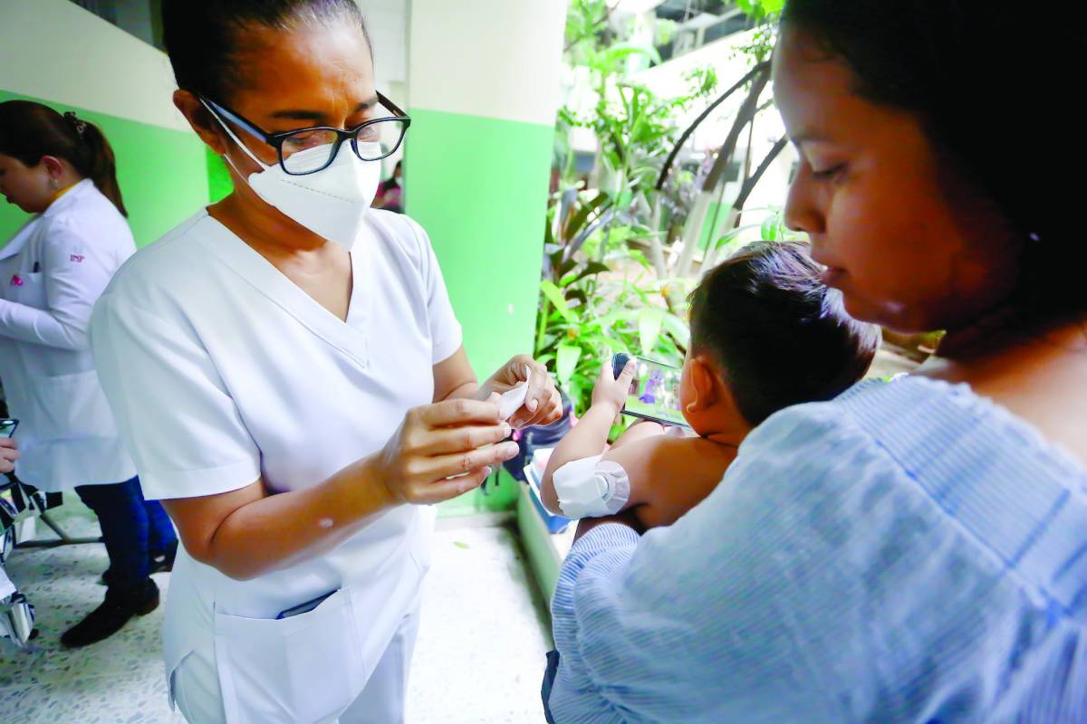 Instalan sensores de glucosa a niños en San Pedro Sula