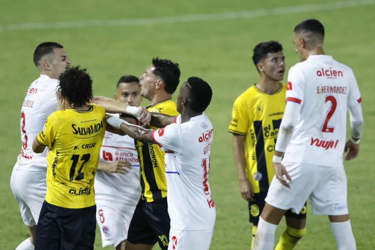 Peleas en el Real España-Olimpia, lo que pasó con Menjívar y brasileña sorprende