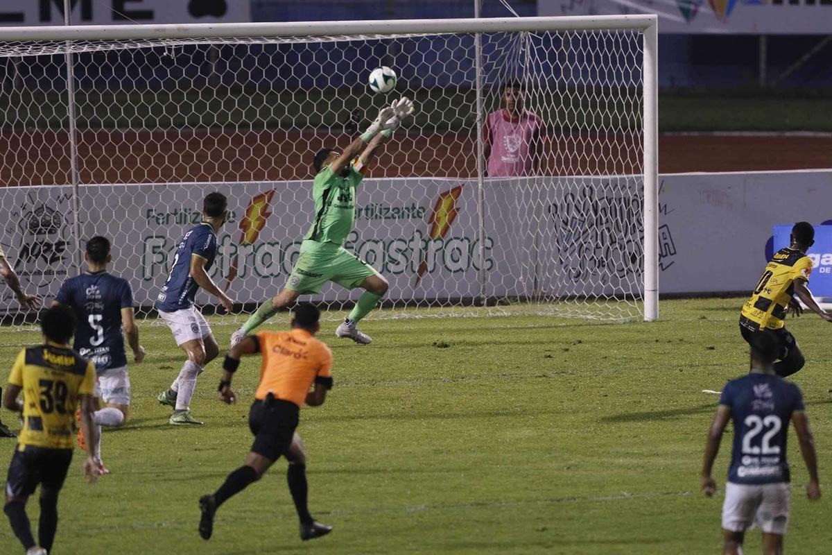 César Samudió salvó al Marathón y le sacó el gol a Daniel Carter Bodden.