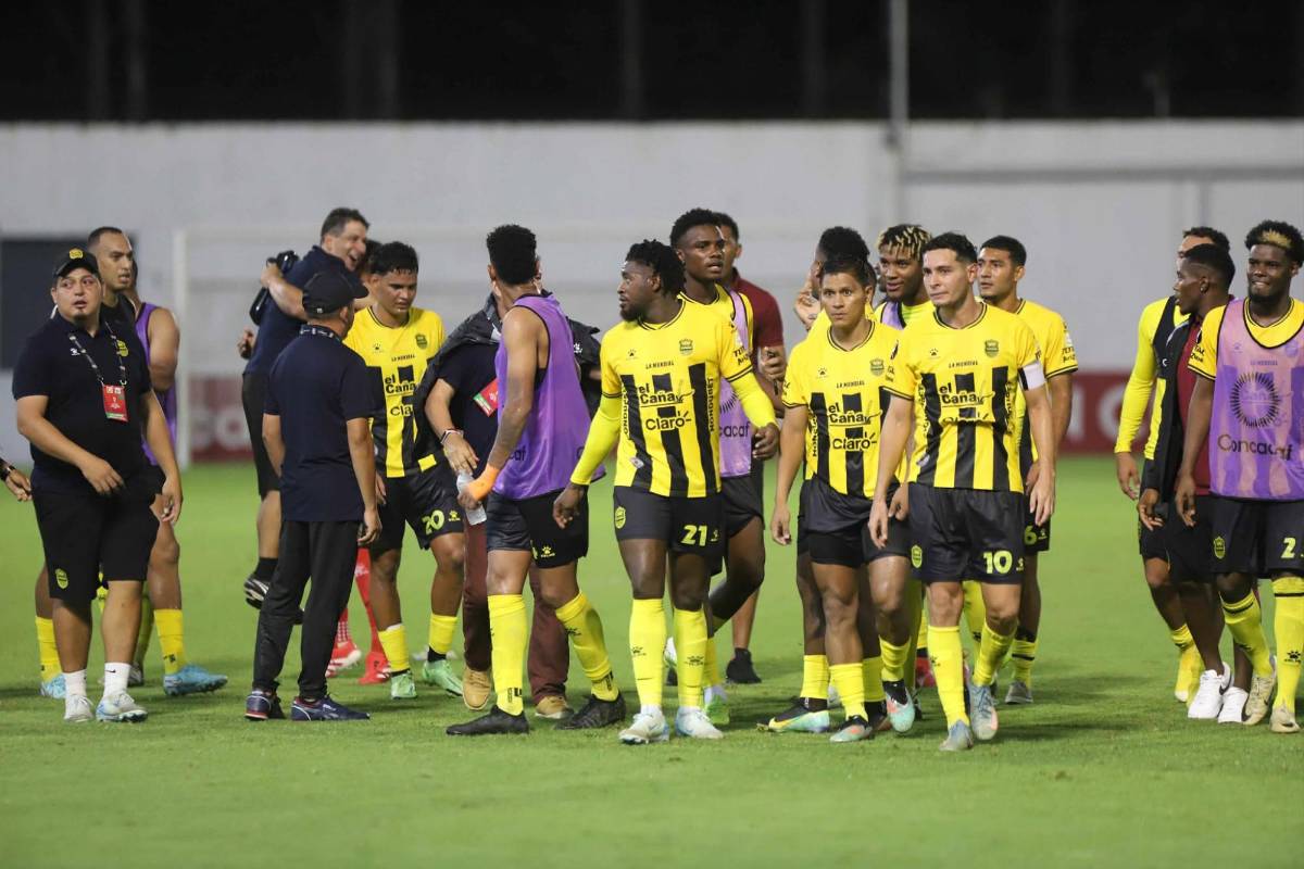 Real España festeja a lo grande, polémica y así sufrió Jeaustin Campos