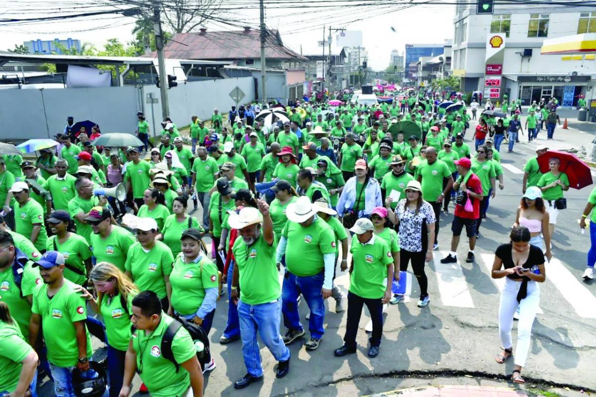 Marchas poco concurridas marcan el Primero de Mayo