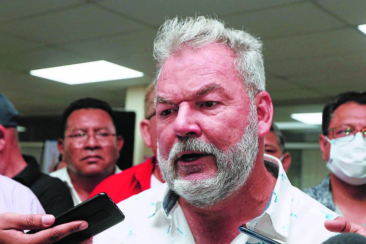 Por Zoom destituyen al auditor municipal David Flores