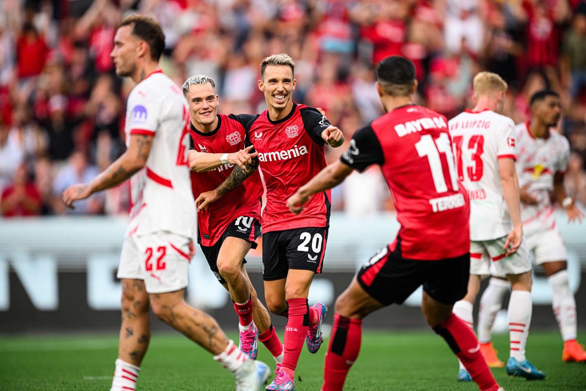 Alejandro Grimaldo celebrando su gol que significó el 2-0 del Bayer Leverkusen.