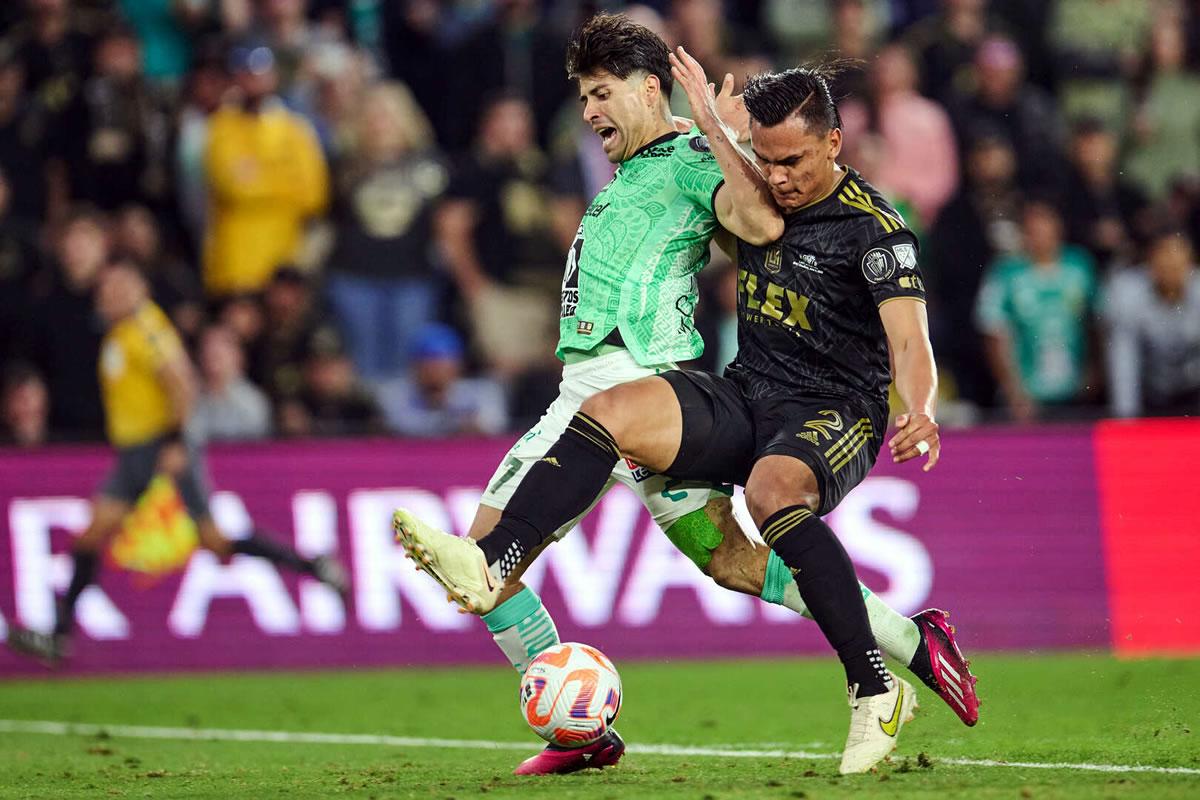 Denil Maldonado disputando el balón en un lance del partido.