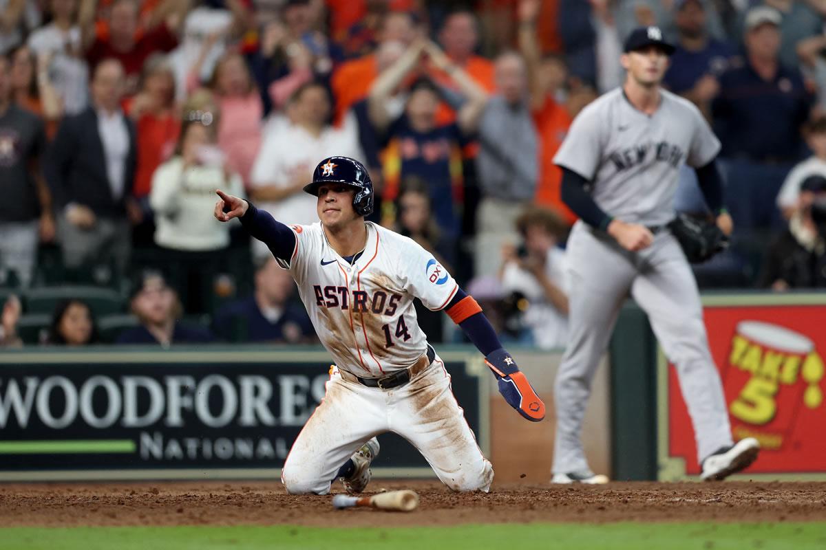 Mauricio Dubón reacciona después de quedar out y no poder anotar el empate de Astros.