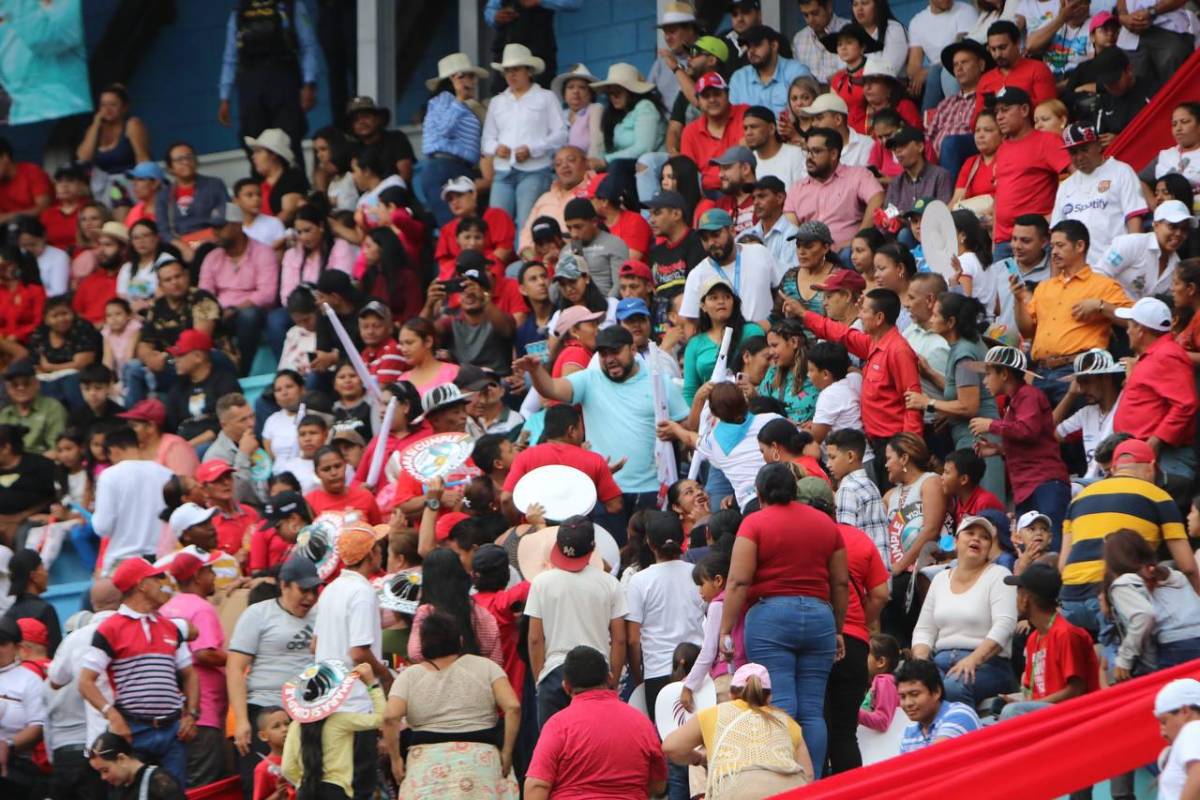 Colectivos de Libre madrugaron para ingresar al estadio Nacional