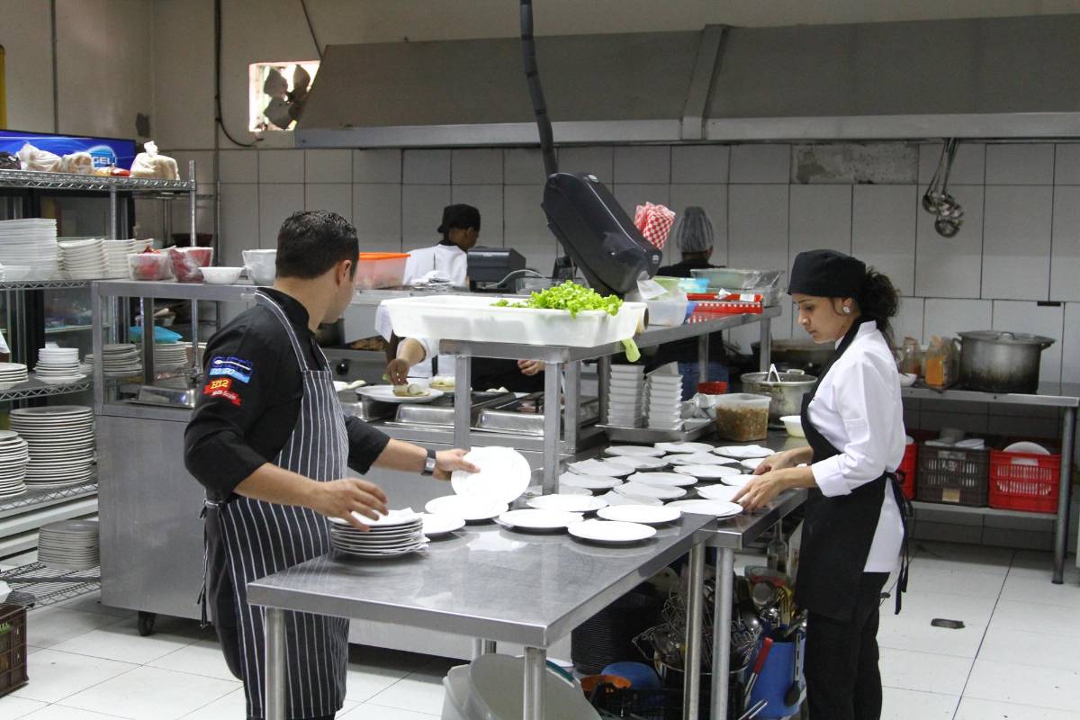 Hotelería y restaurantes son de las áreas que más requieren personal en el extranjero.