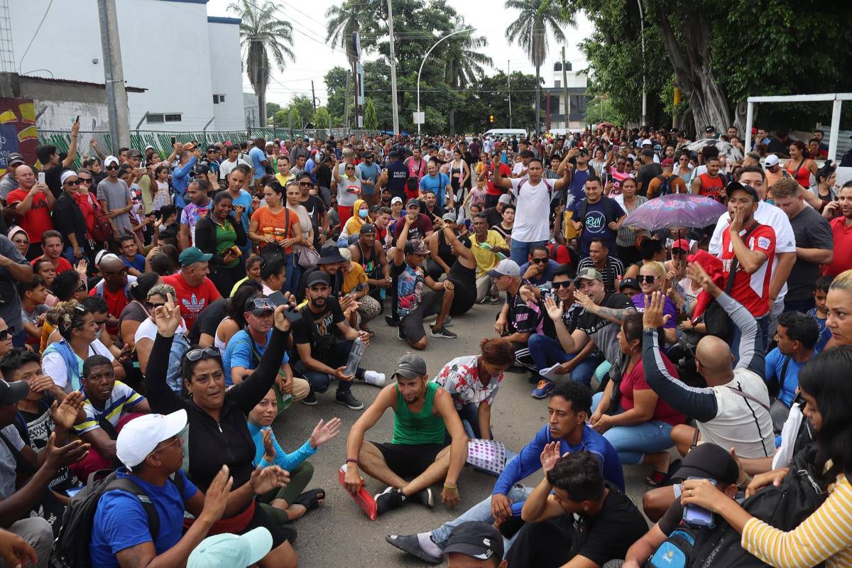 Migrantes protestan frente a la sede del Instituto Nacional de Migración (INM) en Tapachula, estado de Chiapas (México).
