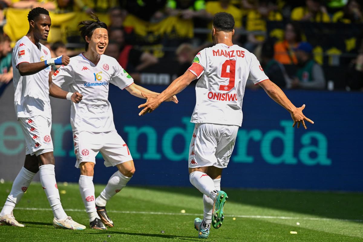 Karim Onisivo celebra el 0-2 del Mainz contra el Borussia Dortmund.