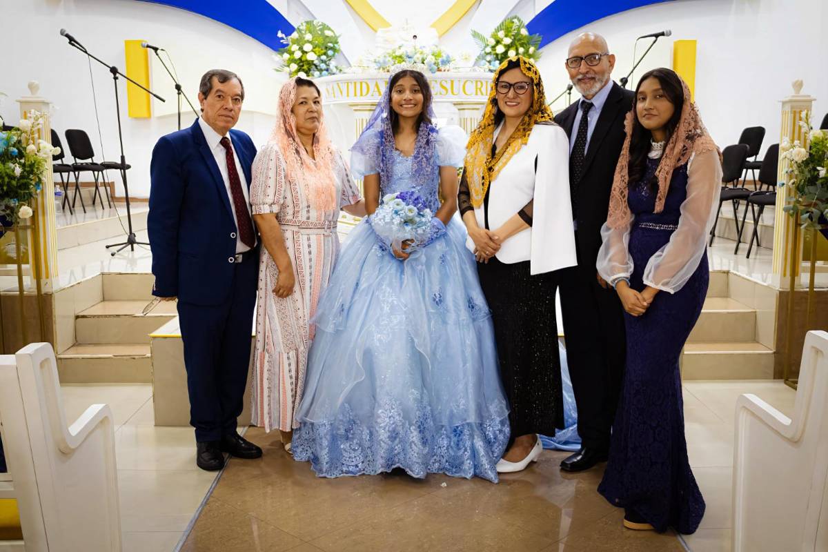 De Izquierda a Derecha, el Pastor Evangelista Abner Arce Sosa, su esposa Elisabeth Díaz Mercado, Martha Madai Matute Martínez, sus padres Sua Martínez Ibarra, Roberto Matute Cerrato y su hermana Sua Matute Martínez.