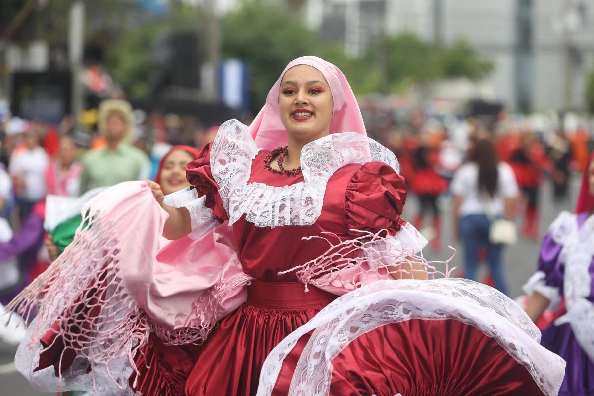 El Salvador conmemora su independencia con desfile de militares y estudiantes