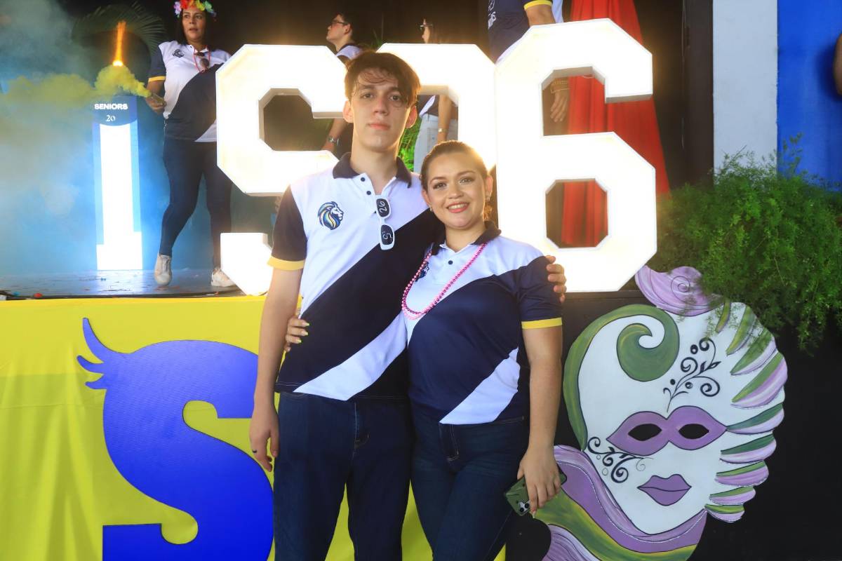 Seniors de la Western International festejan su entrada triunfal