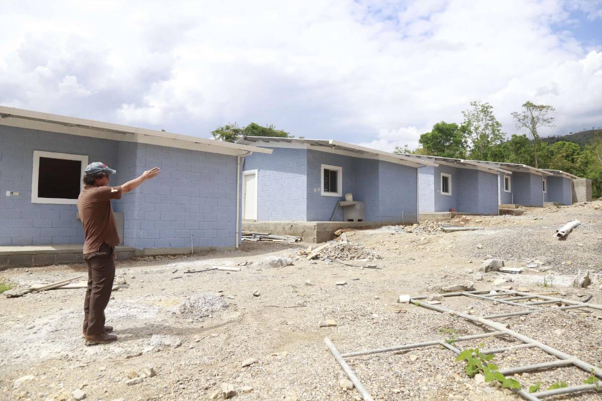 En Macuelizo, Santa Bárbara, el proyecto está avanzado y beneficiará a más de 300 familias. La orden de franciscanos ha ayudado a familias para tener hogares temporales y a otros les han construido casas.