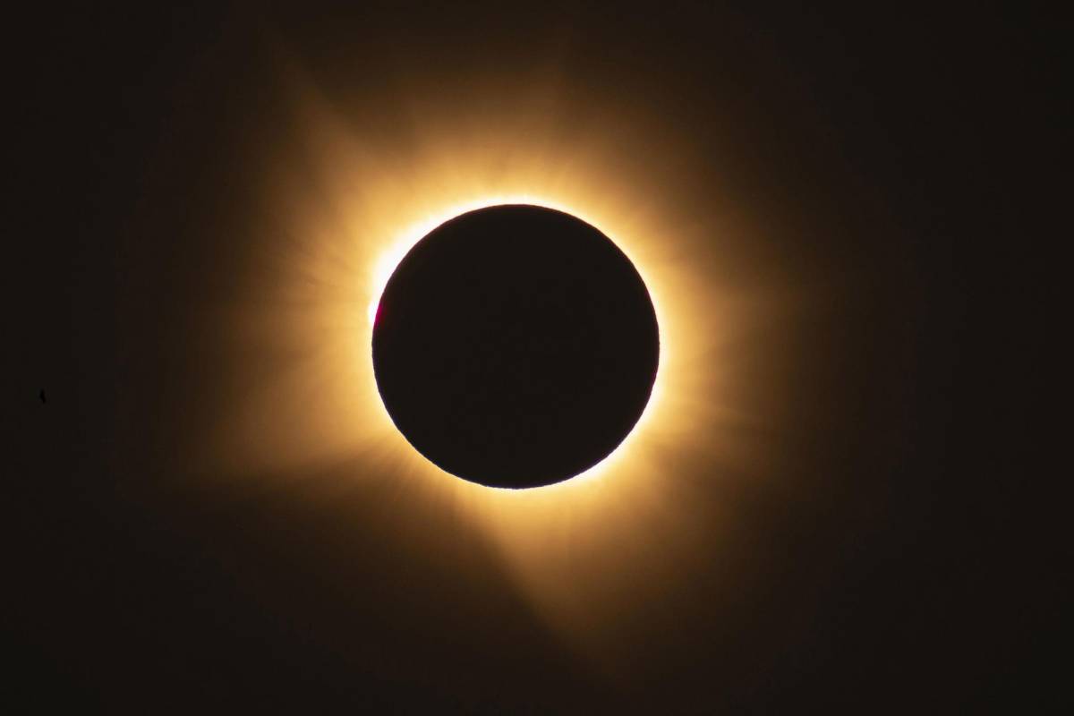 Eclipse total de Sol sorprende a millones con dos minutos de oscuridad