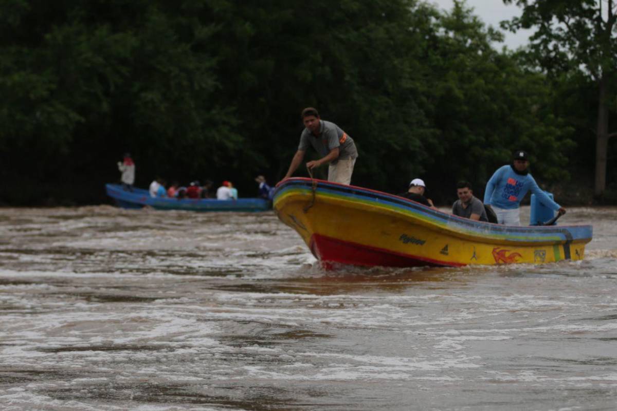 Miles de familias incomunicadas por lluvias del huracán Erick categoría 3