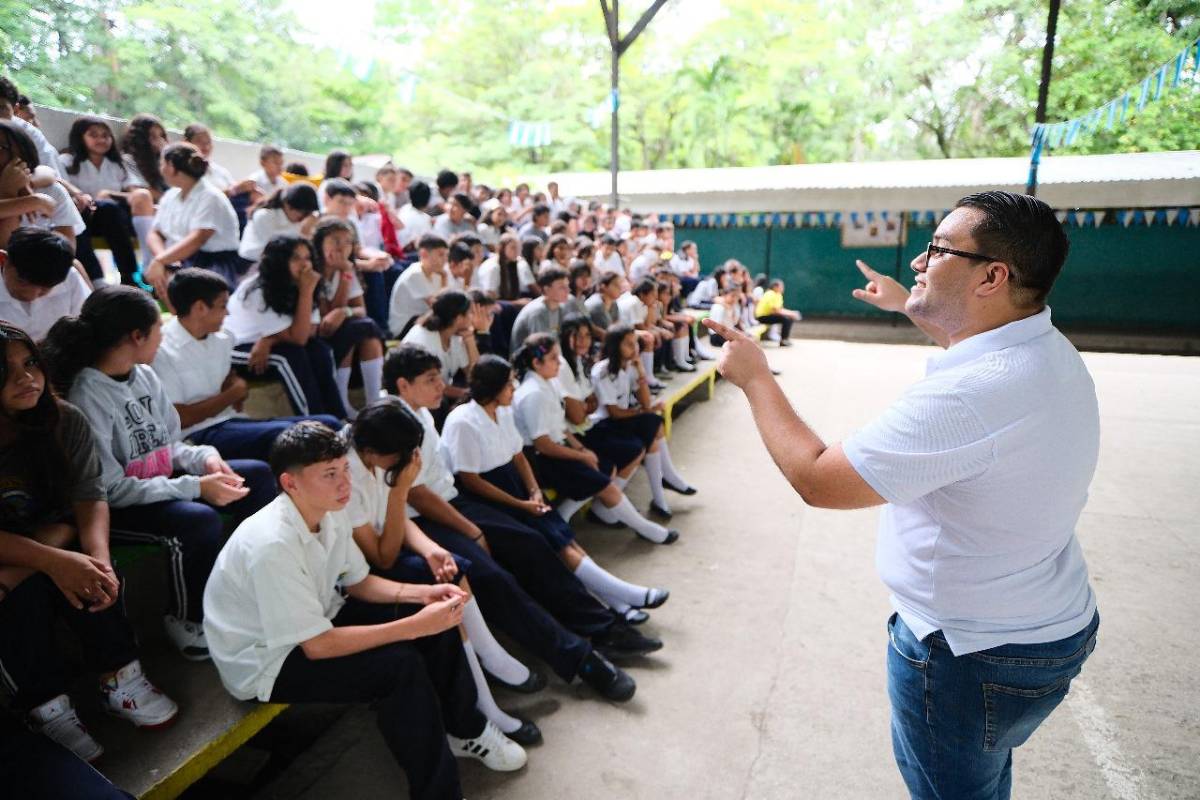 Fascículos de Mente Sana llegan a estudiantes del sector Calpules