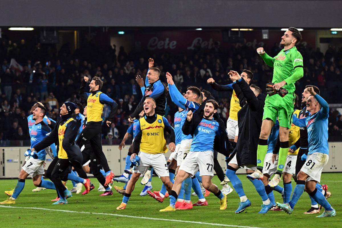 Los jugadores del Napoli festejando la victoria con sus aficionados en el estadio Diego Armando Maradona.