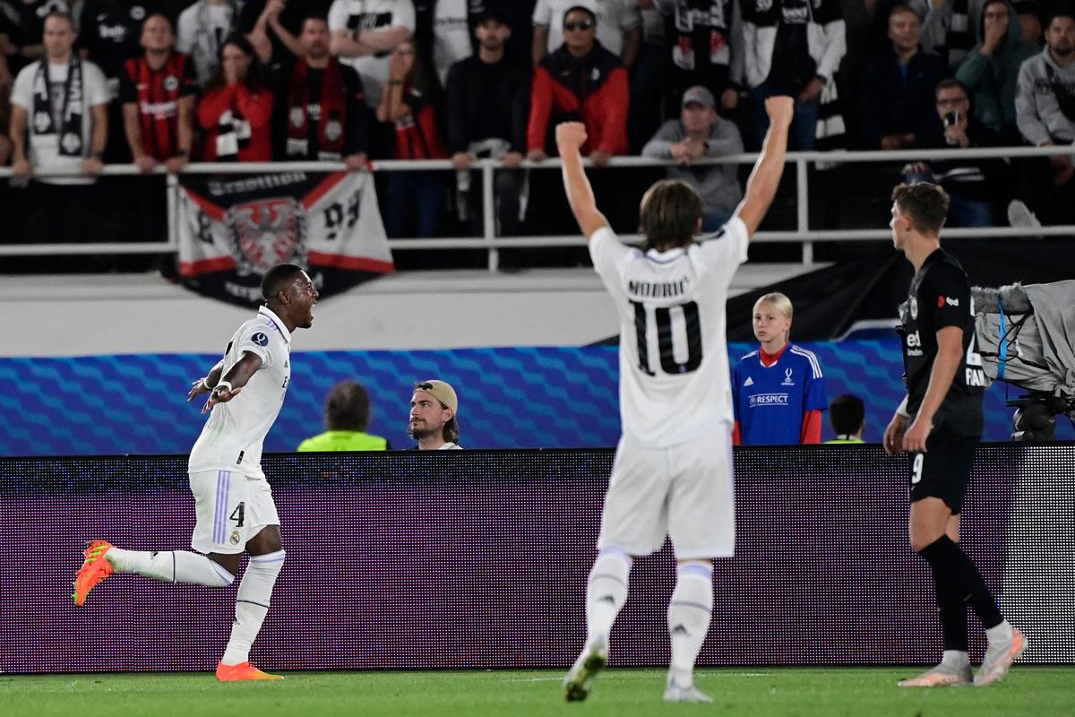 David Alaba festejando su gol que puso adelante al Real Madrid.