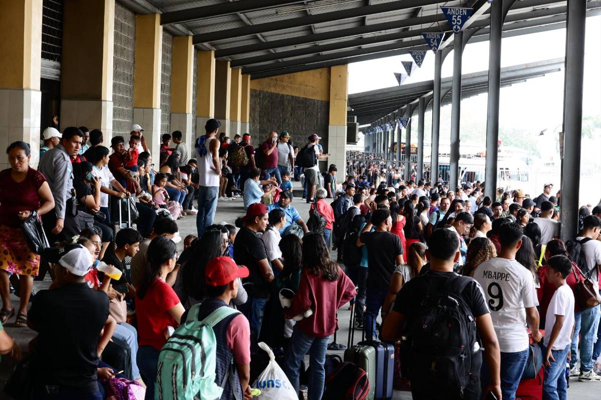 Autobuses a máxima capacidad por masiva salida de viajeros en Semana Santa