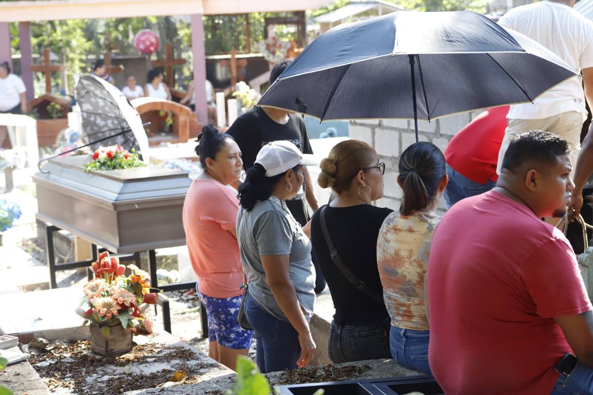 Dolor e impotencia en el último adiós a hermanos víctimas de masacre