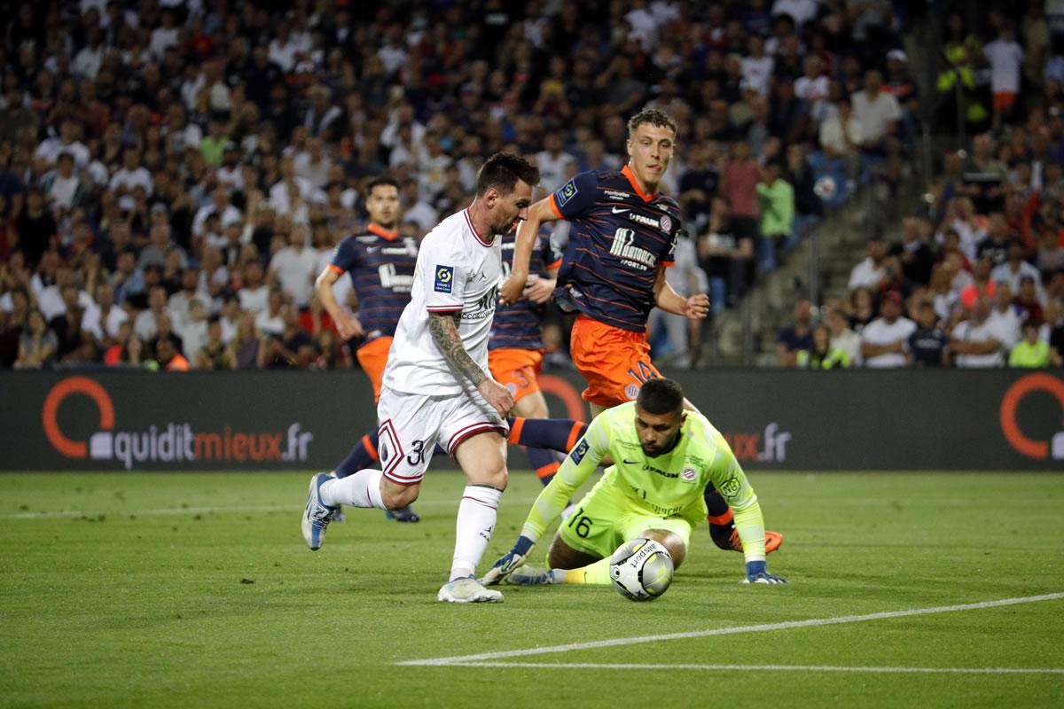 Así dejó Messi al porter del Montpellier para luego marcar su segundo gol del partido.