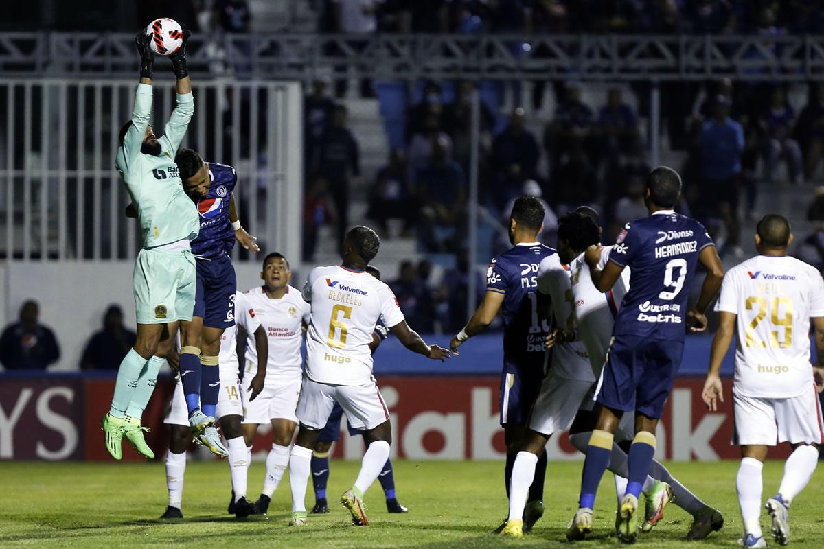 Edrick Menjívar se queda con un balón en un córner del Motagua.