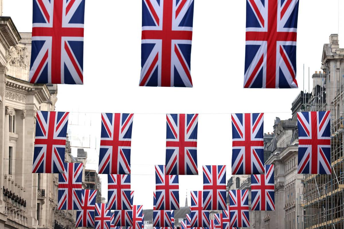 Banderas de Reino Unido decoran las calles de Londres.