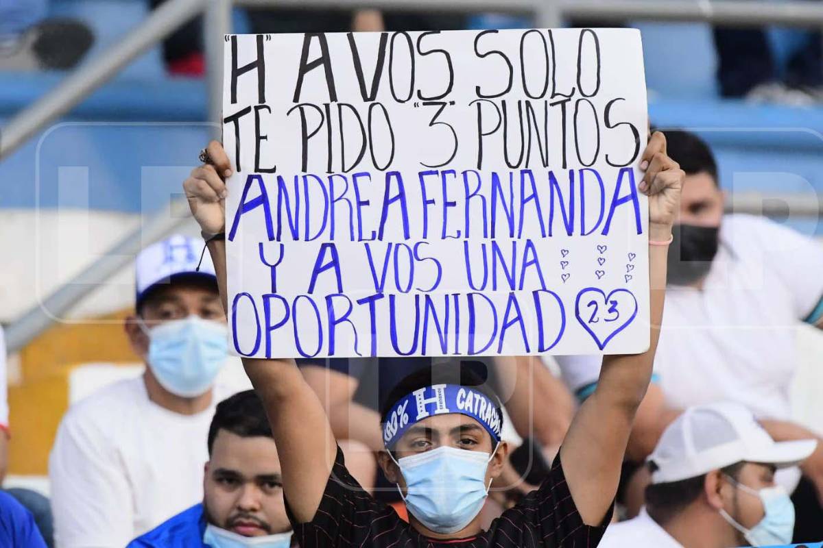 La afición y sus famosas pancartas en las graderías.