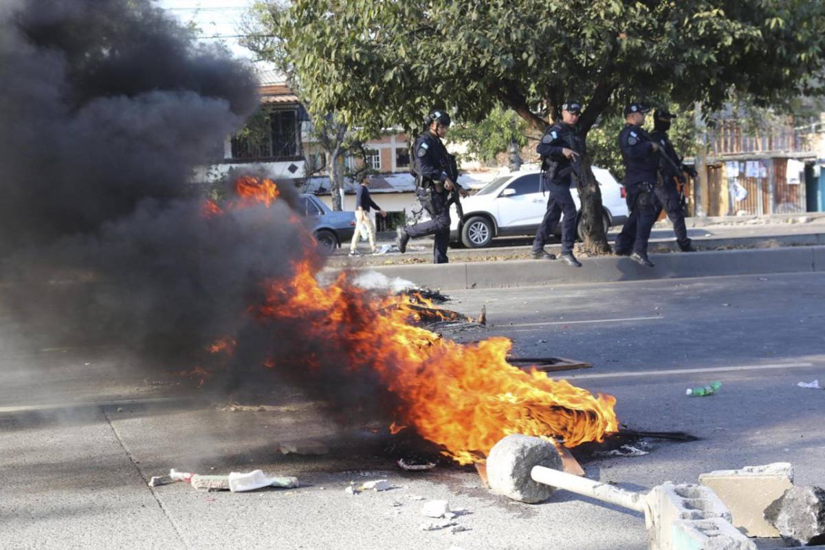 Siguen protestas por retraso en apertura de centros de votación