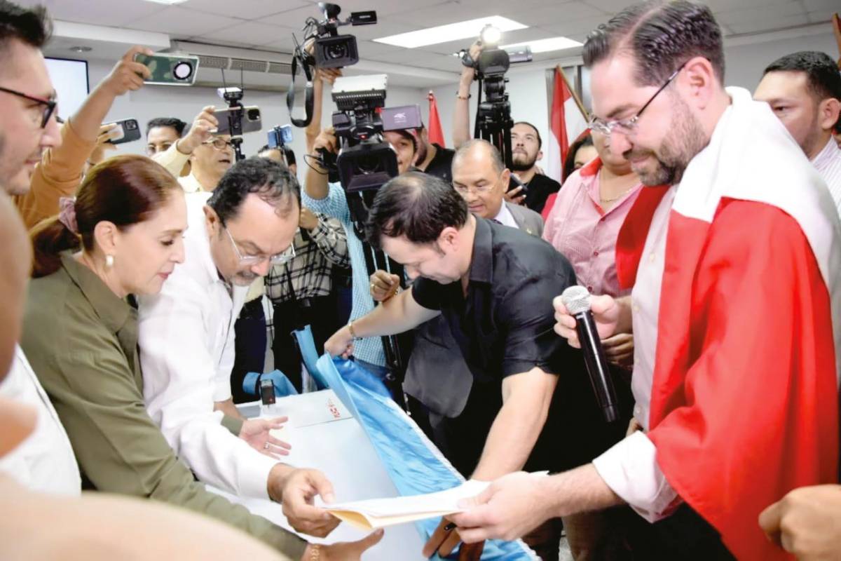 Jorge Cálix y 12 diputados piden al CCEPL el reintegro a filas del Partido Liberal