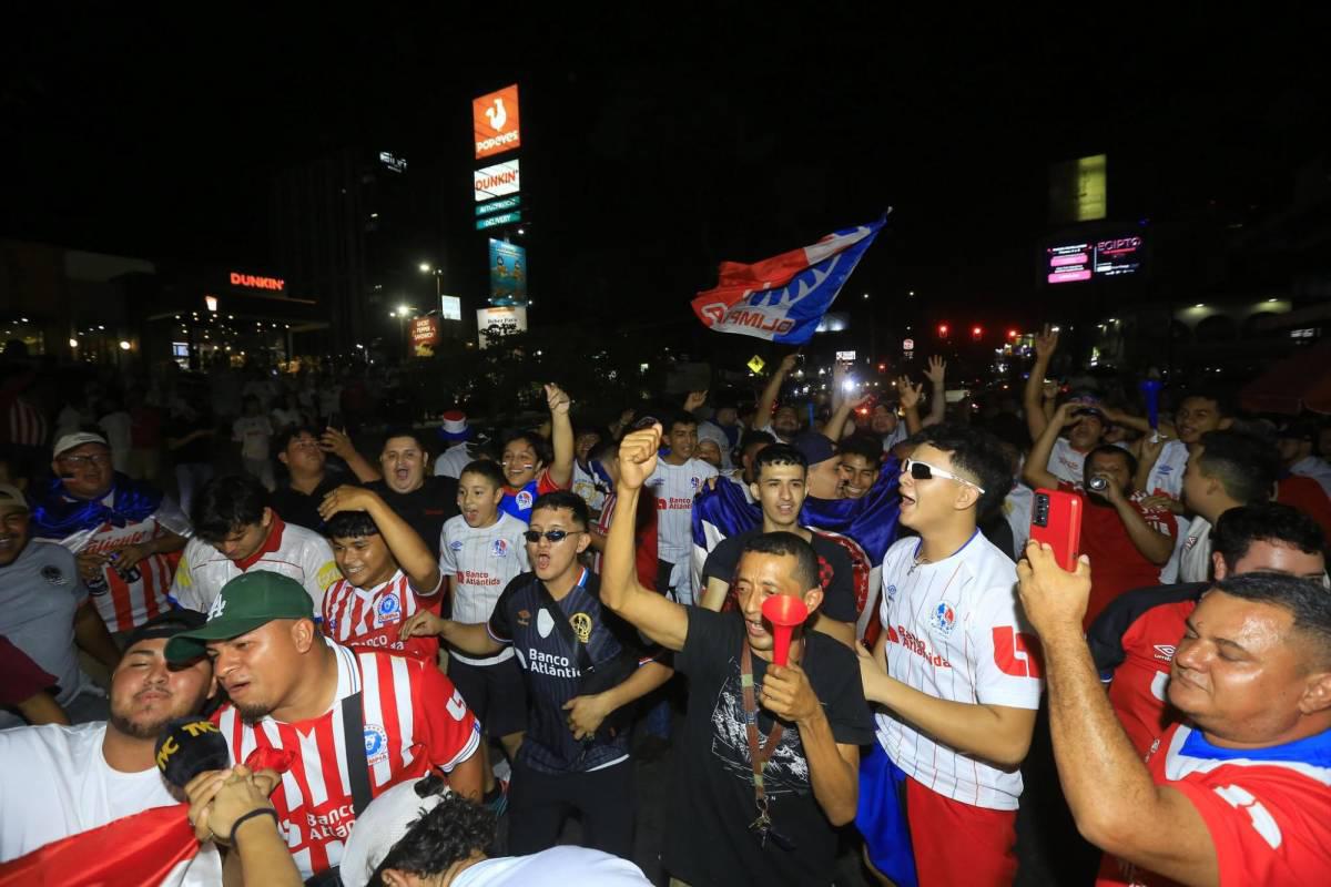 Aficionados del Olimpia festejan con todo: fiesta, locura y espectacular caravana
