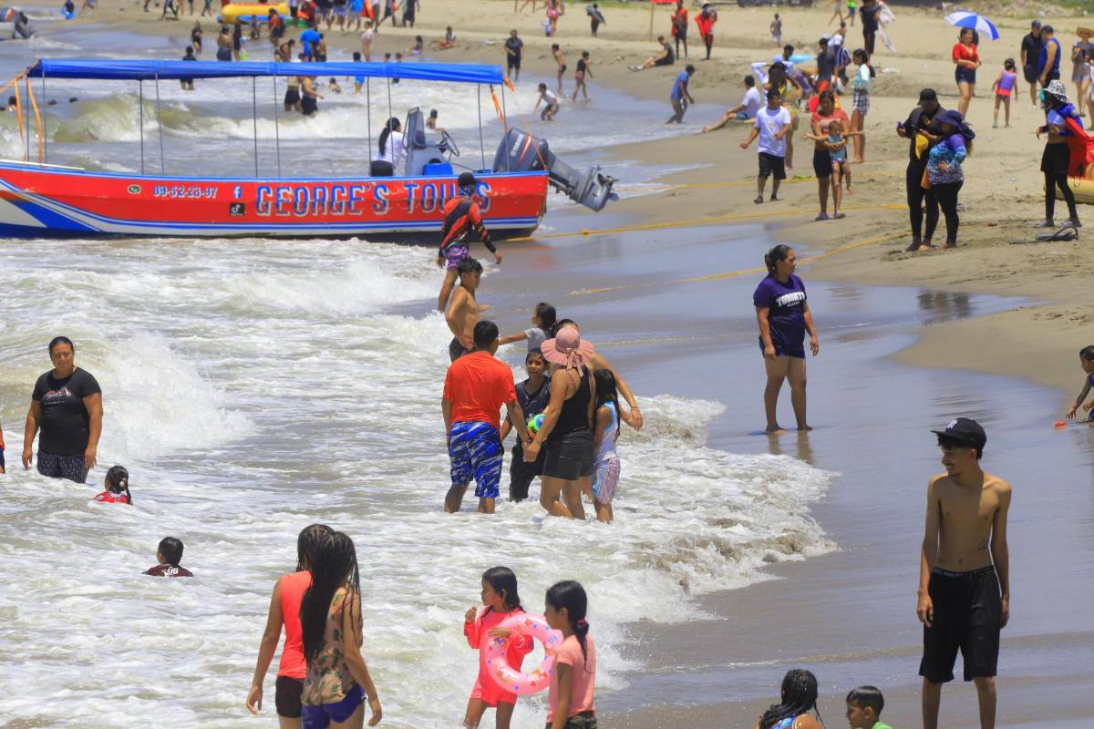 Turistas hondureños abarrotan las playas de Tela, Atlántida