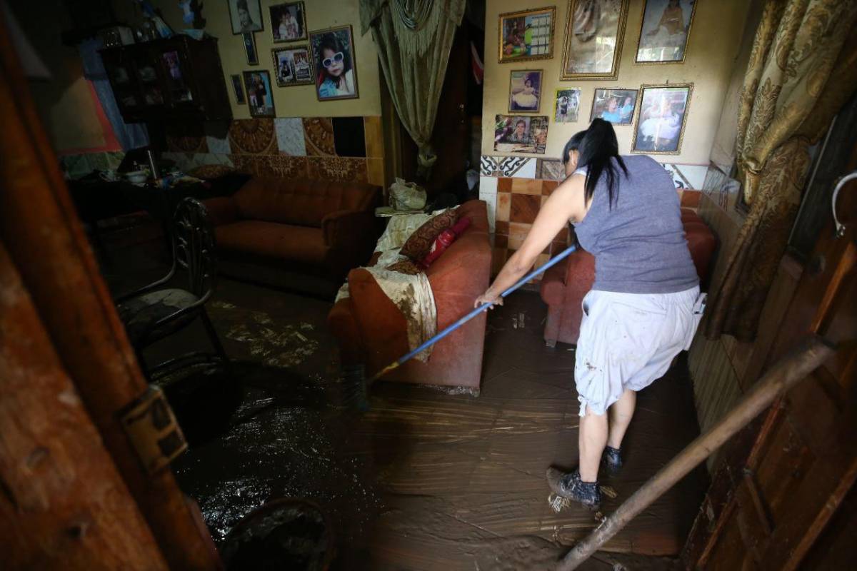 Llanto y caos tras inundaciones en la colonia 1 de Diciembre en Tegucigalpa