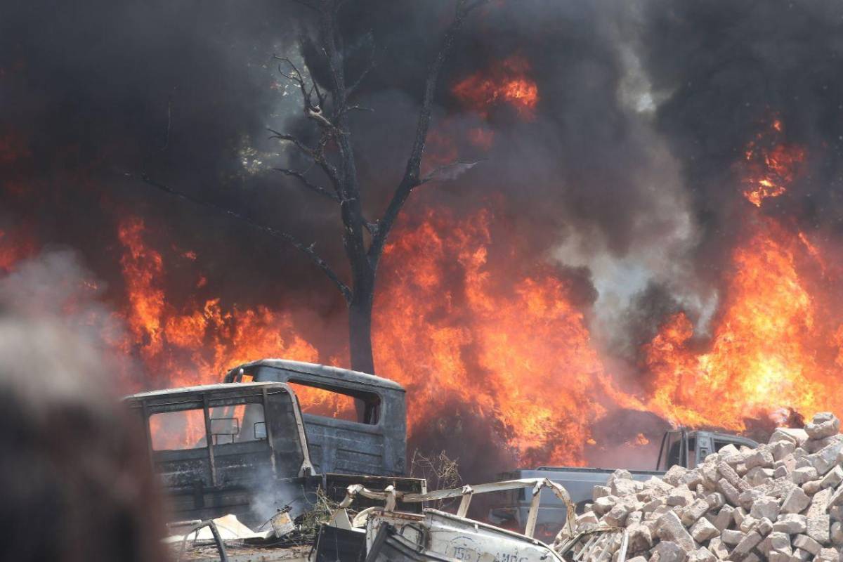 Más de 40 carros decomisados son consumidos por incendio en Tegucigalpa