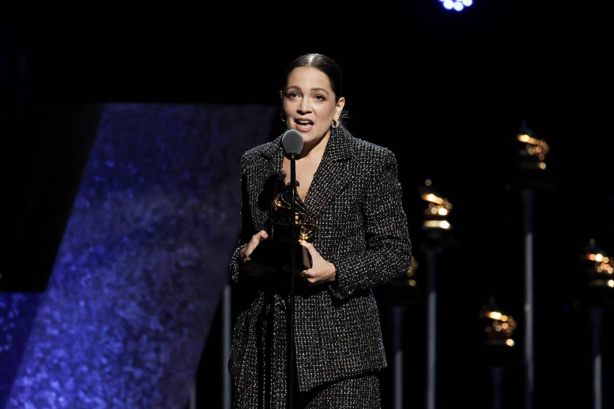 Natalia Lafourcade recibiendo su Grammy.