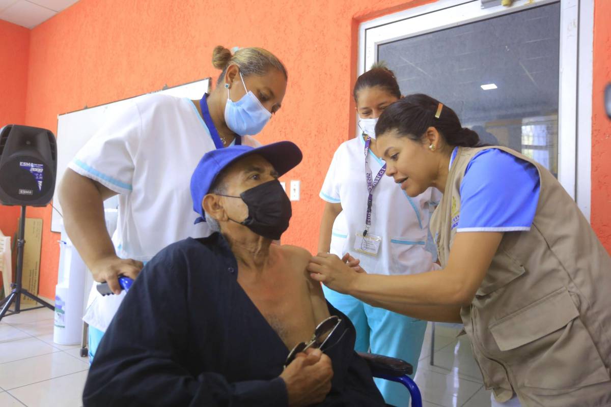 Uno de los ancianos siendo vacunado por el personal de Salud.