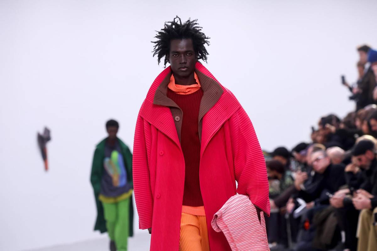 Issey Miyake deslumbra en París con una moda conceptual para el hombre