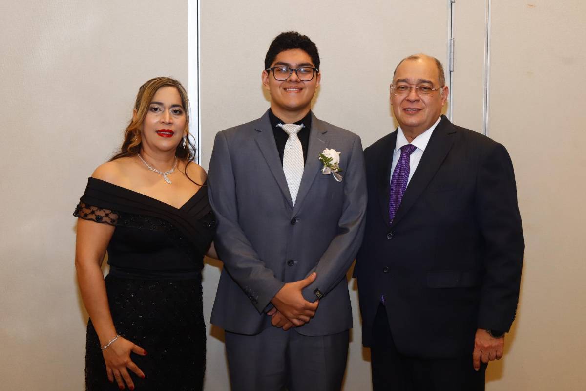 Seniors 2026 de la Canaan Christian Academy festejan su graduación