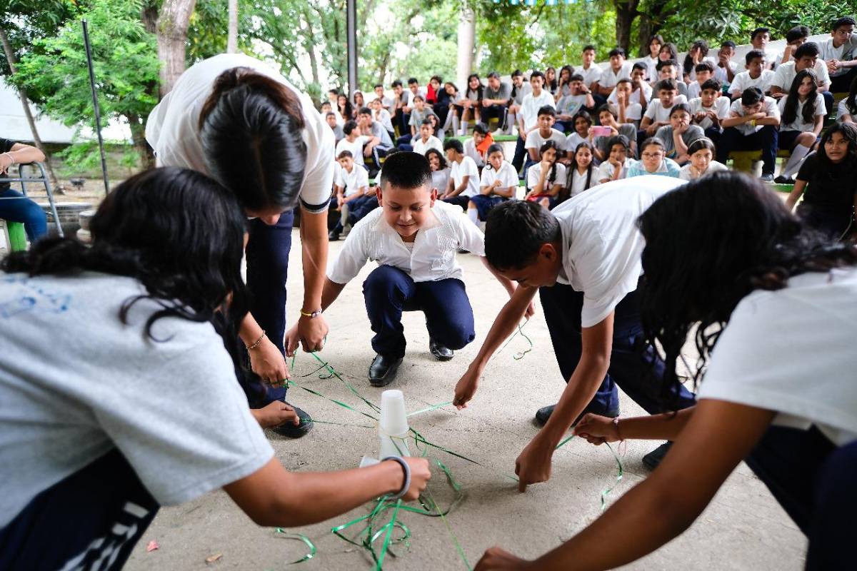 Fascículos de Mente Sana llegan a estudiantes del sector Calpules