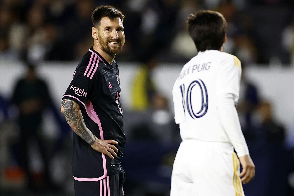 Leo Messi sonríe con Riqui Puig. Fue un reencuentro de exbarcelonistas.