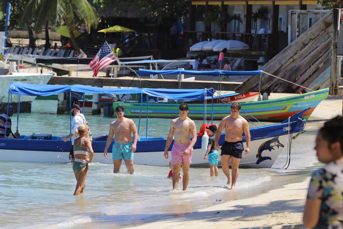 Roatán se mueve entre gigantescos cruceros, turismo de aventura y hermosas mujeres