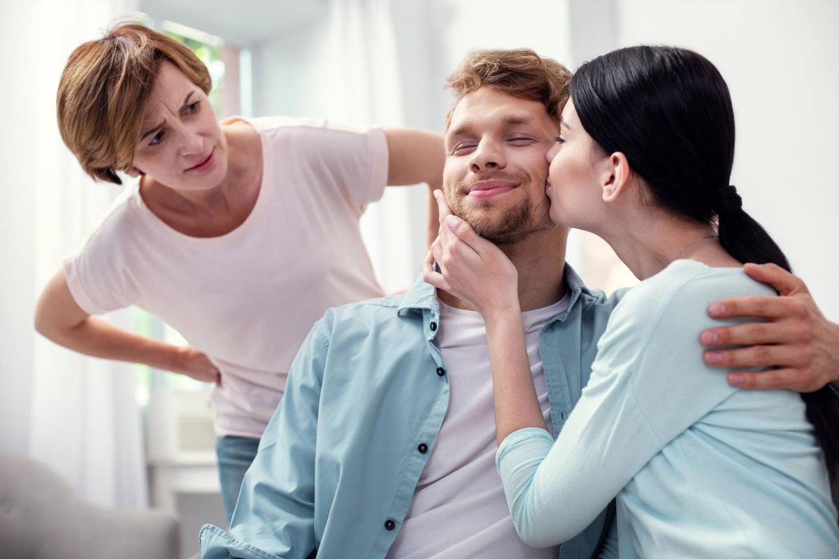 El prometido de su hija no le genera confianza