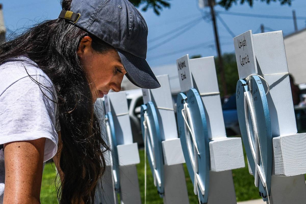 Markle llegó en una visita no anunciada a Uvalde para rendir homenaje a las víctimas de la masacre escolar.