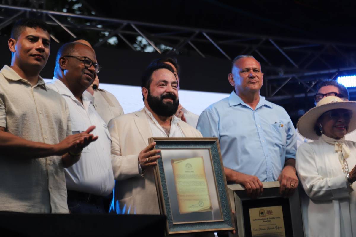 ¿A quién pertenece el busto develado en Trujillo, y por qué funcionarios viajaron en avión?