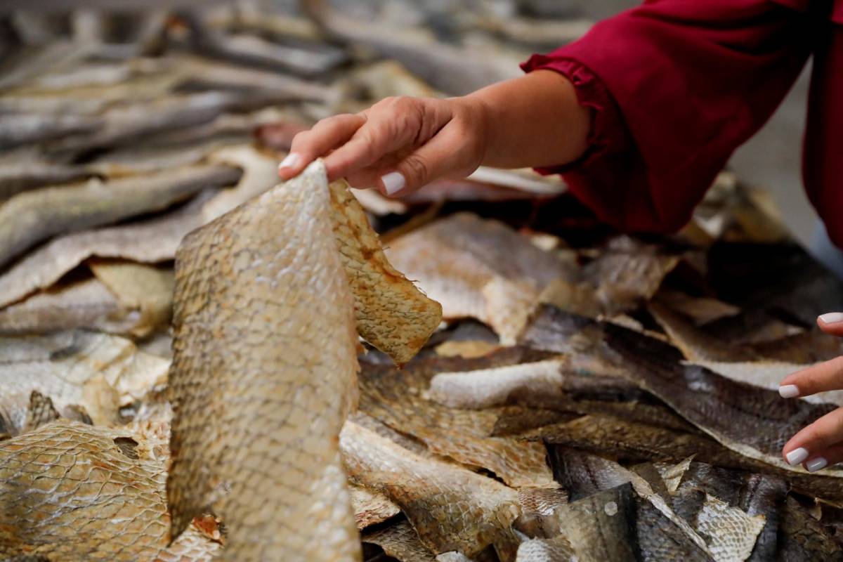 Pili Luna muestra las pieles de pescado con la cual elabora sus productos.