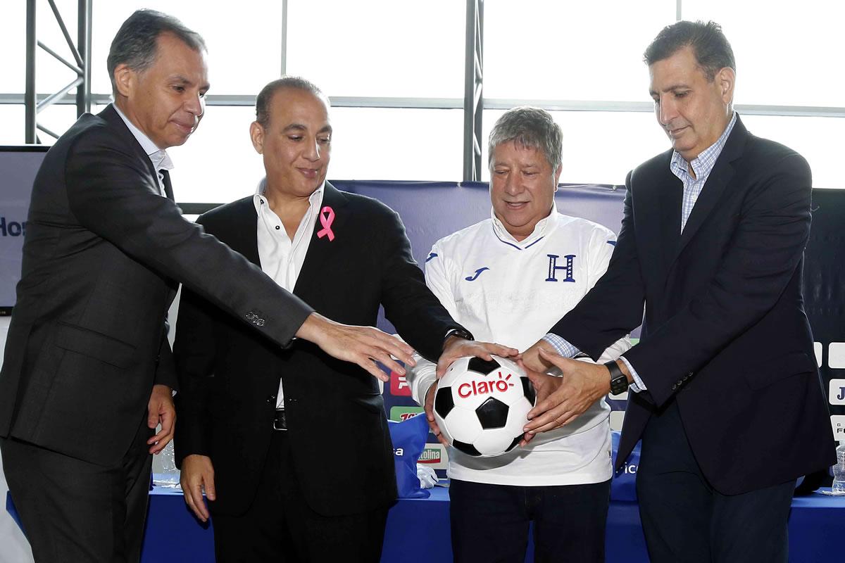 Jorge Salomón, Javier Atala y José Ernesto Mejía durante la presentación del entrenador colombiano.