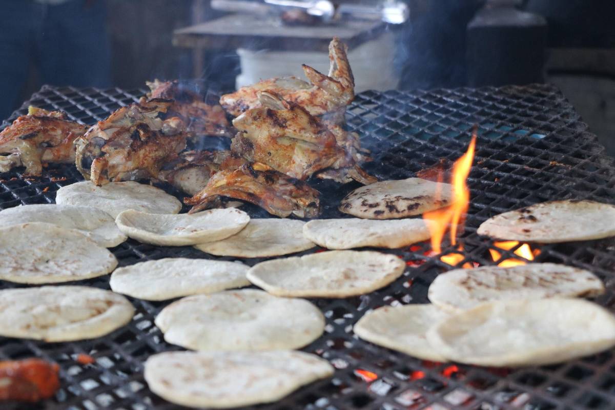 En el restaurante Los Asados de La Entrada sirven la sopa de gallina con tortillas tostadas al calor de las brasas.