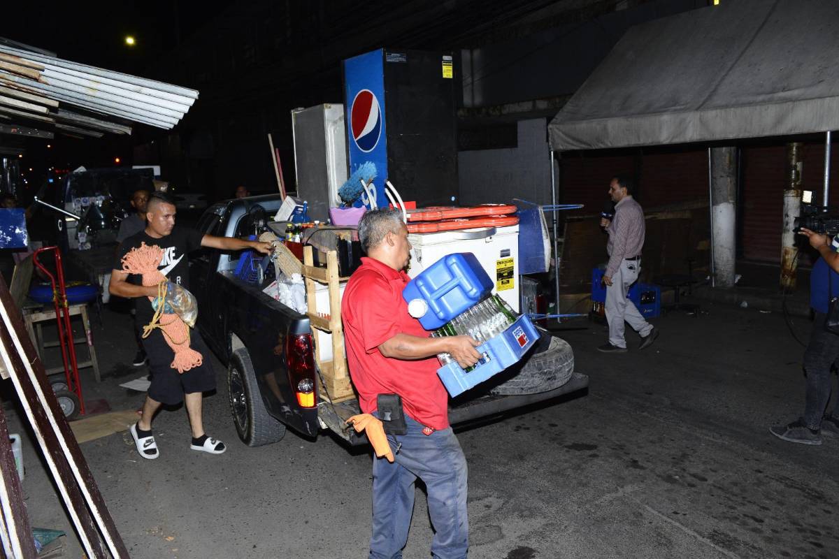 Tres policías golpeados en intento de desalojo en aceras de la catedral sampedrana